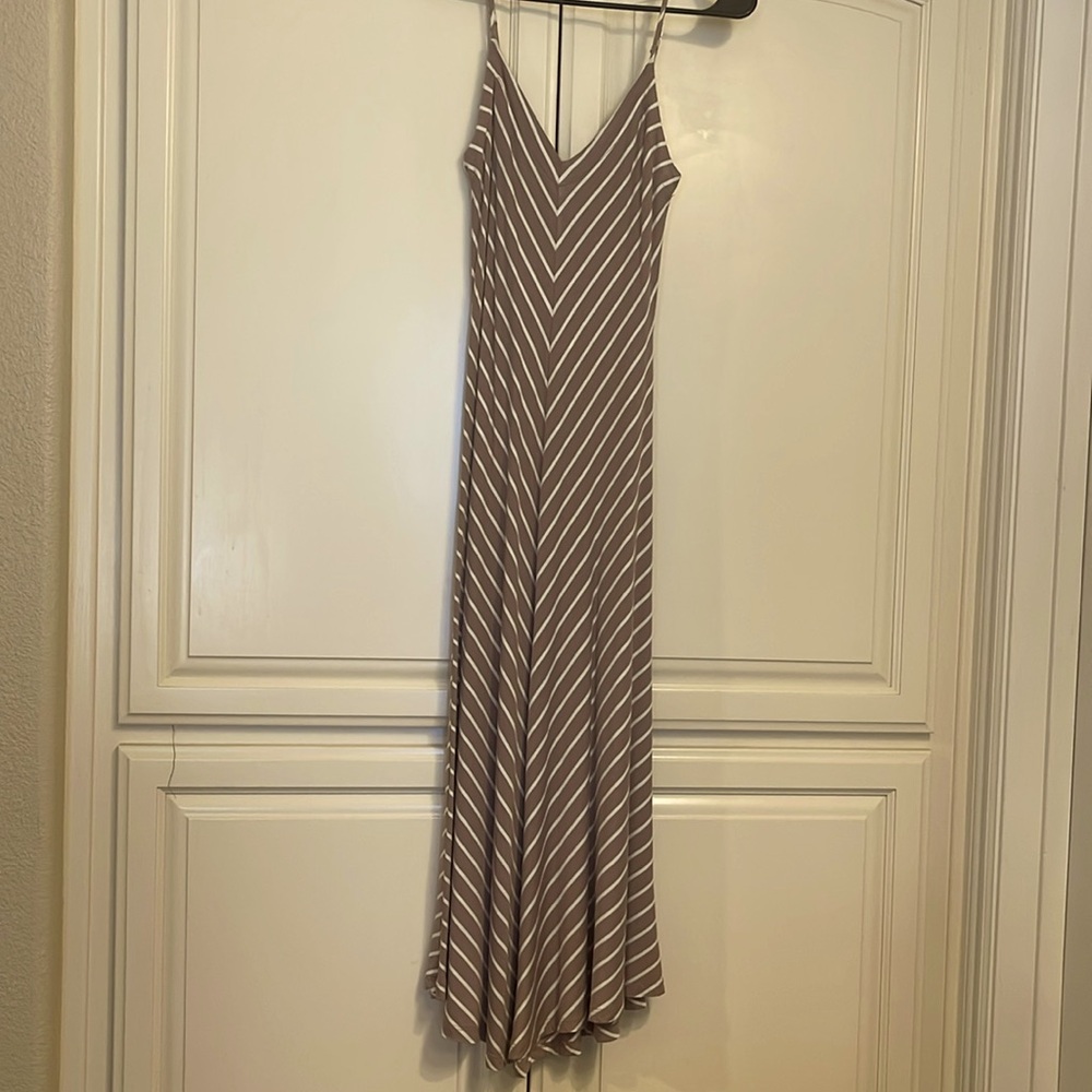 Woman’s maxi dress Kit from the Kloth New size small Beige stripe
